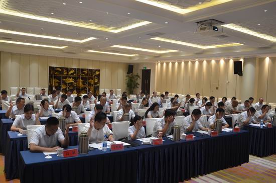 
　　農(nóng)村電氣化網(wǎng)訊：為充分尊重和保障供電服務公司員工的知情權(quán)和監(jiān)督權(quán)等民主權(quán)利，7月25日下午，揚州市郊三新公司召開三屆五次職工代表大會，會議圓滿完成了預備會、審核通過了《揚州三新供電服務有限公司吸收合并四個縣（市、區(qū)）供電服務公司的方案》、通過了表決辦法、大會決議等程序。共有58名職工代表參加了會議