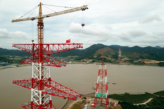 　　7月19日至20日，國家電網(wǎng)公司2018年年中工作會議在北京召開。會議在總結(jié)公司上半年工作的基礎(chǔ)上，提出按照高質(zhì)量發(fā)展要求，扎實(shí)推進(jìn)世界一流能源互聯(lián)網(wǎng)企業(yè)建設(shè)，更好地服務(wù)經(jīng)濟(jì)社會發(fā)展