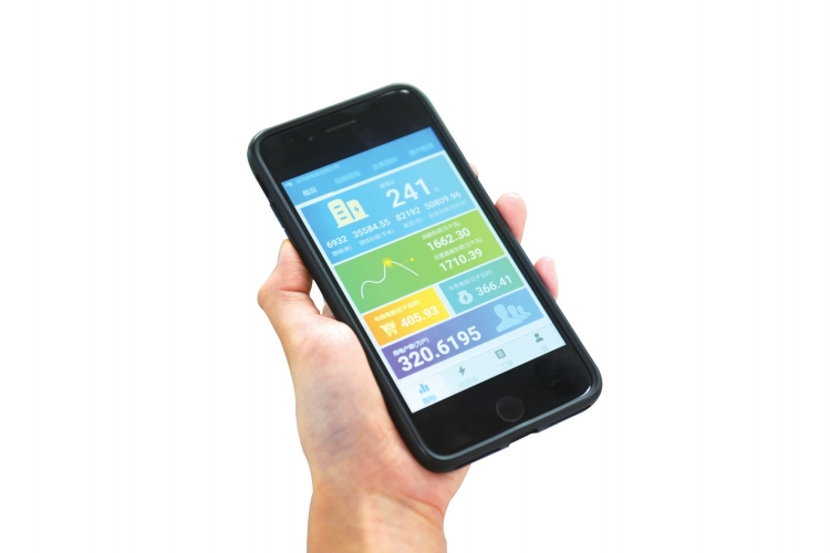 
　　工作人員展示營配監(jiān)控APP客戶端。黃志偉攝

　　南網(wǎng)報訊 近日，已實現(xiàn)營配移動作業(yè)全覆蓋的深圳供電局再度升級“移動+”舉措--發(fā)布營配監(jiān)控APP