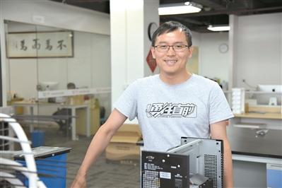 
	中國儲能網(wǎng)訊：在采訪時，劉富德難以抑制對華為公司的欣賞，衣服胸口“勇往直前”四個大字，正是華為任正非提出來的人生信條。


	走了20年的學(xué)術(shù)之路，2015年，劉富德突然想換個“跑道”