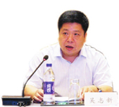 
	中國儲能網(wǎng)訊：近年來，我國動力電池取得了長足發(fā)展，隨著全球汽車企業(yè)戰(zhàn)略轉(zhuǎn)型到來，電動汽車也被各大車企高度重視，這對我國電動汽車產(chǎn)業(yè)既是機遇也是挑戰(zhàn)，也為我國動力電池產(chǎn)業(yè)開啟了發(fā)展提升的機遇大門。不過，如何在新一輪競爭中占據(jù)有利地位，誕生更多的優(yōu)勢集團企業(yè)，突破產(chǎn)業(yè)鏈核心薄弱環(huán)節(jié)，實現(xiàn)跨越式的提質(zhì)突破？7月19日，在中國新能源汽車動力電池產(chǎn)業(yè)發(fā)展報告（2018）發(fā)布暨產(chǎn)業(yè)發(fā)展研討會上，中國汽車技術(shù)研究中心有限公司副總經(jīng)理吳志新提出了三點建議