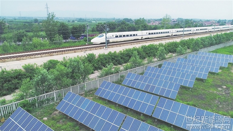 
 
整齊的太陽能光伏發(fā)電，飛馳而過的列車，遠(yuǎn)處隱約可見的鄉(xiāng)村，構(gòu)成了一幅美麗的圖畫……近年來，襄汾縣景毛鄉(xiāng)南小張村充分利用大西高鐵一側(cè)閑置撂荒地發(fā)展光伏發(fā)電，壯大集體經(jīng)濟(jì)，每年可收入10萬余元，用于村里的公益事業(yè)建設(shè)，有效帶動(dòng)了全村的發(fā)展。 
