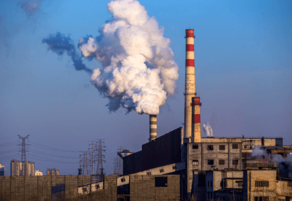 　　高企的煤價(jià)兩端，是境遇截然相反的兩個(gè)行業(yè)，上游煤企受益于煤價(jià)的回升，業(yè)績出現(xiàn)不同程度的上浮，而下游火電企業(yè)經(jīng)營形勢則頗為嚴(yán)峻。　　“今年上半年，煤炭采選業(yè)實(shí)現(xiàn)利潤約1279億元，同比增長14.8%;電力、熱力生產(chǎn)和供應(yīng)業(yè)實(shí)現(xiàn)利潤約1800多億元，同比增長26.1%