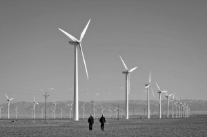 　　新疆是我國(guó)重要的能源基地。在新疆地域遼闊的土地上，一排排的風(fēng)車，一片片連綿的光伏電板，已經(jīng)成為游客們駐足的新景點(diǎn)