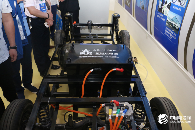 
			              近期燃料電池產(chǎn)業(yè)規(guī)劃頻出，政策面扶持力度顯著加強，行業(yè)商業(yè)化推廣迎來提速，有望打開未來3年10倍的增長空間。中信證券建議，優(yōu)選產(chǎn)業(yè)化進度較快、增長確定性較強的核心環(huán)節(jié)龍頭公司，重點關(guān)注三大方向：一是電堆涉及及系統(tǒng)集成環(huán)節(jié);二是燃料電池輔助系統(tǒng)環(huán)節(jié);三是氫氣環(huán)節(jié)，如氫站建設(shè)，以及氫能技術(shù)平臺