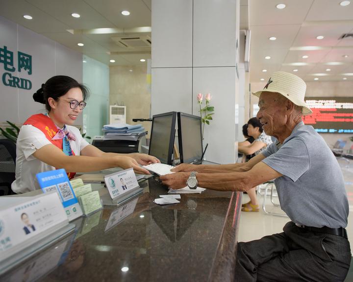 　　面對不斷增長的電力需求，管理營運(yùn)浙江電網(wǎng)的國網(wǎng)浙江電力推出服務(wù)浙江高質(zhì)量發(fā)展三年行動計劃，計劃三年投入約1200億元，在國內(nèi)率先建成省級能源互聯(lián)網(wǎng)。　　據(jù)預(yù)計，今年浙江全社會用電量或達(dá)4490億千瓦時，同比增長約7%，浙江電力供需處于緊平衡狀態(tài)，若遇極端高溫天氣等情況，部分時間部分地區(qū)存在用電缺口可能