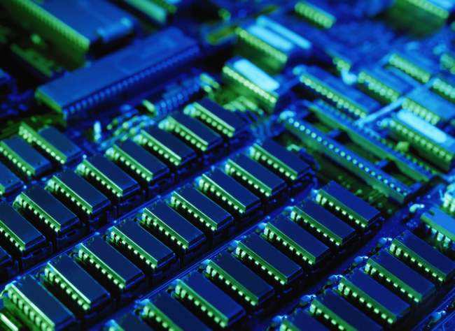 　　【中國(guó)儀表網(wǎng) 儀表上游】隨著技術(shù)的創(chuàng)新與突破，物聯(lián)網(wǎng)等市場(chǎng)應(yīng)用的快速發(fā)展，以及產(chǎn)業(yè)投資的有力拉動(dòng)，中國(guó)集成電路產(chǎn)業(yè)正在迎來(lái)一個(gè)重要的戰(zhàn)略機(jī)遇期，這一產(chǎn)業(yè)市場(chǎng)規(guī)模正在快速擴(kuò)張。  (圖片來(lái)自網(wǎng)絡(luò)，侵刪) 　　據(jù)前瞻產(chǎn)業(yè)研究院發(fā)布的《中國(guó)集成電路行業(yè)市場(chǎng)需求預(yù)測(cè)與投資戰(zhàn)略規(guī)劃分析報(bào)告》數(shù)據(jù)顯示，2000年我國(guó)集成電路市場(chǎng)消費(fèi)規(guī)模僅為945億元人民幣，到2017年已突破1.3萬(wàn)億，占當(dāng)年全球半導(dǎo)體產(chǎn)量的50%以上