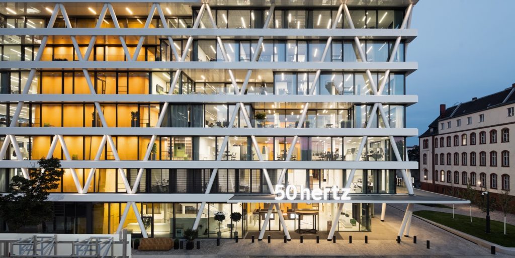 
	
                    
	【電纜網(wǎng)訊】中國(guó)國(guó)家電網(wǎng)公司（SGCC）對(duì)德國(guó)輸電系統(tǒng)運(yùn)營(yíng)商50Hertz的興趣一直很大。幾個(gè)月來(lái)中國(guó)國(guó)家電網(wǎng)試圖從澳大利亞基礎(chǔ)設(shè)施基金IFM購(gòu)買(mǎi)50Hertz的股份，特別是50Hertz的控股公司Eurogrid International SCRL 20%的股份