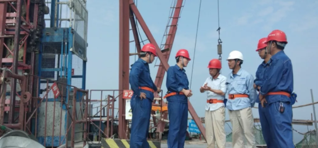 　　2018年07月30日下午5點16分，華能渭南熱電聯(lián)產(chǎn)2×350MW機(jī)組工程201米煙囪外筒工程順利結(jié)頂，提前完成了項目既定目標(biāo)及業(yè)主里程碑工程計劃。　　華能渭南熱電工程是陜西“十三五”期間的重大民生工程，也是2016年陜西省重點項目