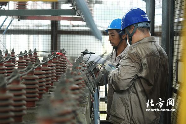 
電力員工積極應(yīng)對保供電
　　8月1日，天津電網(wǎng)發(fā)受電負荷達到1529.7萬千瓦，超過去年1515萬千瓦歷史最大負荷，創(chuàng)歷史新高。天津各電力部門積極應(yīng)對，確保天津地區(qū)安全供電和全市人民可靠用電