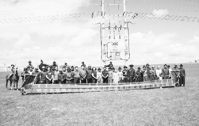                                                 圖為7月20日，位于內(nèi)蒙古自治區(qū)鄂溫克族自治旗的120戶牧民告別了“用電難”，大電網(wǎng)深入嘎查。            　　馬海榮/攝                        　　　國網(wǎng)蒙東電力鄂溫克族自治旗供電公司日前透露，該公司從群眾反映強烈的“用電難”問題入手，立行立改、即知即改，認真履行社會責任，實施新能源轉網(wǎng)電工程