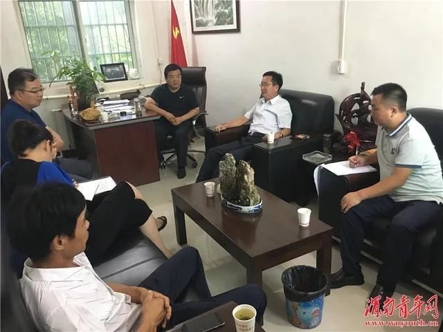 　　7月31日，潼關(guān)縣人大副主任燕崇斌主持召開華潤風(fēng)力發(fā)電項(xiàng)目協(xié)調(diào)推進(jìn)會，全力搶抓建設(shè)進(jìn)度，務(wù)求按市縣要求落地見效。

　　會上，華潤風(fēng)電項(xiàng)目負(fù)責(zé)人就項(xiàng)目目前的進(jìn)展情況、存在問題作一匯報