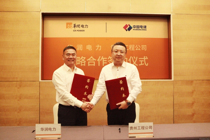                        7月30日，中國電建集團(tuán)貴州工程公司與華潤電力控股有限公司、廣東潤創(chuàng)新能源股權(quán)投資基金在南京簽訂戰(zhàn)略合作協(xié)議以及風(fēng)電項目群合作協(xié)議，攜手在河南、河北、安徽、山東建設(shè)12個總計容量為1060.8兆瓦的風(fēng)電項目群。 據(jù)悉，該批量風(fēng)電群項目分兩批建設(shè)，第一批風(fēng)電項目共5個，共計370.8兆瓦，已經(jīng)開工建設(shè)；第二批風(fēng)電項目7個，總?cè)萘?90兆瓦，計劃于2018年8月開工建設(shè)，2019年內(nèi)實現(xiàn)全部并網(wǎng)發(fā)電