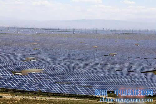 
			              
圖為地處青海省海南州共和縣塔拉灘上的光伏“海洋”。(資料圖片)中新社記者 孫睿 攝
中國國家能源局今年1月發(fā)布數(shù)據(jù)稱，2017年中國可再生能源發(fā)電量1.7萬億千瓦時，同時，全年棄水、棄風、棄光電量超1000億千瓦時