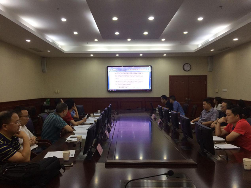 　　【中國(guó)儀表網(wǎng) 儀表標(biāo)準(zhǔn)】7月18日，湖北省質(zhì)量技術(shù)監(jiān)督局組織專家對(duì)湖北省計(jì)量測(cè)試技術(shù)研究院承擔(dān)編制任務(wù)的兩項(xiàng)湖北省地方計(jì)量技術(shù)規(guī)范《漆膜劃格器校準(zhǔn)規(guī)范》、《全光譜透過(guò)率儀校準(zhǔn)方法》進(jìn)行了評(píng)審。武漢市度量衡管理所、武漢市計(jì)量測(cè)試檢定(研究)所、長(zhǎng)江設(shè)計(jì)院、武漢地震計(jì)量檢定與測(cè)量工程中心、宜昌市計(jì)量檢定測(cè)試所、華中科技大學(xué)等計(jì)量檢定機(jī)構(gòu)及相關(guān)科研院校的6位專家代表組成了評(píng)審專家組