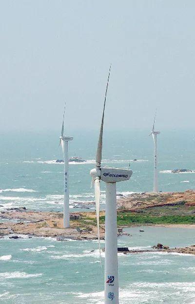 　　今年66歲的楊校生曾任原能源部新能源發(fā)電處副處長，繼而在龍源電力集團(tuán)公司任總工程師多年，現(xiàn)為中國農(nóng)機(jī)工業(yè)協(xié)會風(fēng)力機(jī)械分會理事長。他是我國風(fēng)電產(chǎn)業(yè)從無到有、從小到大的親歷者和見證者