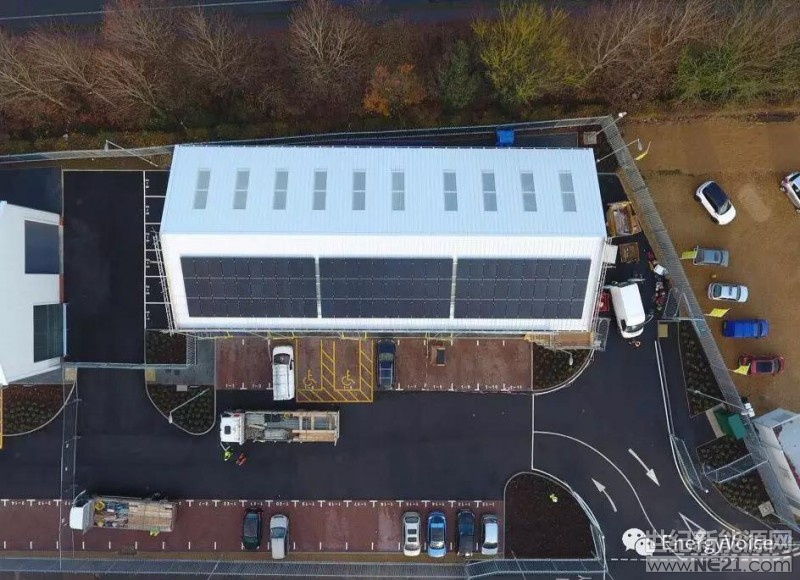 英國一項計劃中的商業(yè)和工業(yè)(C&I)儲能項目可能會增加現(xiàn)場的太陽能消耗，以至于在一年中的某些日子，電網(wǎng)將無法提供電力。

位于英格蘭西部斯溫頓的一家著名家居用品零售商B&Q的配送中心，將更好地利用該網(wǎng)站屋頂太陽能電池板產(chǎn)生的電能，這些電力將由B&Q的老板Kingfisher提供