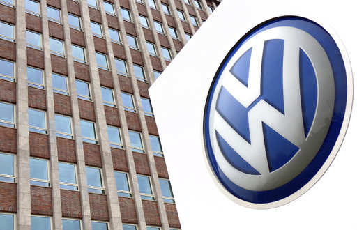 
	
                    
	【電纜網(wǎng)訊】日前，大眾品牌CEO赫伯特·迪斯警告稱，新的防污染測(cè)試對(duì)大眾的利潤(rùn)目標(biāo)構(gòu)成風(fēng)險(xiǎn)。

	

	大眾CEO：新的防污染測(cè)試將對(duì)交易及盈利構(gòu)成風(fēng)險(xiǎn)

	大眾已發(fā)出警告，由于正在努力使其車輛適應(yīng)新的防污染測(cè)試（全球輕型車測(cè)試規(guī)程WLTP），因此將延遲生產(chǎn)多達(dá)25萬輛汽車