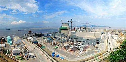 
                    

6月30日，我國首個采用AP1000技術(shù)的核電站——浙江三門核電站1號機組正式并網(wǎng)發(fā)電，拉開了我國在建4臺AP1000核電機組的投產(chǎn)大幕。AP1000是當(dāng)今世界主流三代核電技術(shù)之一，較二代堆型有革命性的技術(shù)改進，但從2007年引入國內(nèi)算起到今年首堆并網(wǎng)發(fā)電，AP1000在中國的“落地生根”歷時十年之久，嚴重滯后于計劃進度——期間因?qū)沂茉O(shè)備研制滯后等問題困擾，三門核電1號機組建設(shè)期超過九年，