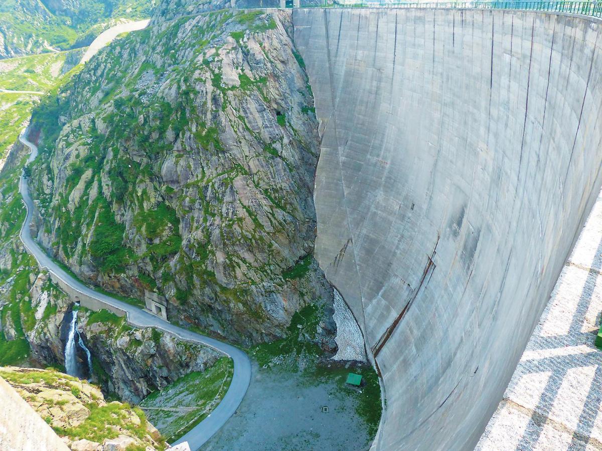 
	中國(guó)儲(chǔ)能網(wǎng)訊：胡佛大壩無疑是美國(guó)20世紀(jì)最偉大的工程成就之一──它利用科羅拉多河的力量，改造了美國(guó)西部，為數(shù)百萬家庭和企業(yè)提供了電力。如今，相關(guān)部門計(jì)劃將大壩改造成一個(gè)“超級(jí)電池”，儲(chǔ)存由太陽能和風(fēng)力渦輪機(jī)生產(chǎn)的過剩電力