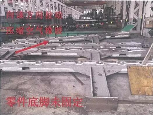 　　一、起因
　　2018年7月30日下午2點左右，某風電制造企業(yè)采用新工藝對滾盤箱箱體進行打磨，零件未固定，作業(yè)空間狹小，該零部件并排7個，在打磨第4個時，打磨工具的壓縮空氣橡膠管長度不夠，該作業(yè)人員就用手進行拉動，導(dǎo)致第一個零件倒落，后續(xù)的都像多米諾骨牌一樣全部倒掉，將作業(yè)人員壓傷，送醫(yī)后，經(jīng)搶救無效死亡。


　　二、評估
　　公司產(chǎn)品線、機型不斷擴充，在產(chǎn)品生產(chǎn)、安裝和運維過程中，會根據(jù)產(chǎn)品的設(shè)計、生產(chǎn)、安裝和運維的需要，采用“四新”技術(shù)