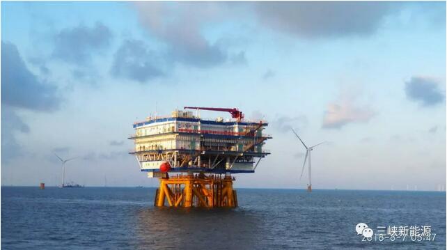 　　2018年8月6日18時58分，伴隨著對講機中傳來“報告船長，升壓站已完成對接”，至此，經(jīng)過13個小時的連續(xù)奮戰(zhàn)，三峽新能源江蘇大豐300兆瓦海上風電項目220千伏海上升壓站順利完成吊裝。

　　江蘇大豐項目位于江蘇省鹽城市大豐區(qū)東沙沙洲北側(cè)的小北槽—太平沙海域