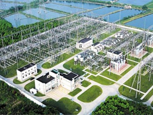 
	
                    
	【電纜網(wǎng)訊】8月6日下午，隨著1號主變合閘沖擊完畢，國網(wǎng)邵陽供電公司第一座110千伏二次設(shè)備預(yù)制艙型變電站——竹市110千伏智能變電站順利投產(chǎn)送電，這對邵陽智能電網(wǎng)建設(shè)起到重要的引領(lǐng)示范作用。

	

	邵陽供電公司相關(guān)工作人員介紹，傳統(tǒng)變電站建設(shè)存在占地面積大、施工量大、建設(shè)周期長等問題，智能變電站模塊化建設(shè)工期短、成本低，既節(jié)約繼電保護(hù)室的占地面積，又減少設(shè)計、現(xiàn)場二次接線、調(diào)試工作量……據(jù)統(tǒng)計數(shù)據(jù)顯