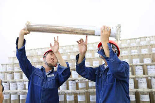 　　近年來，國網(wǎng)陜西電科院依托電網(wǎng)環(huán)境保護(hù)、配電自動化、接地工程技術(shù)三大重點(diǎn)實(shí)驗(yàn)室，在智能配電網(wǎng)及自動化技術(shù)、接地技術(shù)及工程應(yīng)用、環(huán)保技術(shù)及產(chǎn)品研發(fā)方面取得了豐碩成果，承擔(dān)了陜西公司1000kV榆橫輸變電工程、750kV南山變、西安南、西城高鐵陜西段、西安地鐵等重大工程的電氣試驗(yàn)及技術(shù)監(jiān)督，在支撐綠色智能電網(wǎng)建設(shè)及安全穩(wěn)定運(yùn)行、服務(wù)國家治污降霾工作中發(fā)揮了舉足輕重的作用，以高度的大局意識和政治責(zé)任感，實(shí)力履行央企社會責(zé)任。 　　分析檢測土壤耐腐蝕性指數(shù)　　技術(shù)引領(lǐng) 為綠色未來保駕護(hù)航 