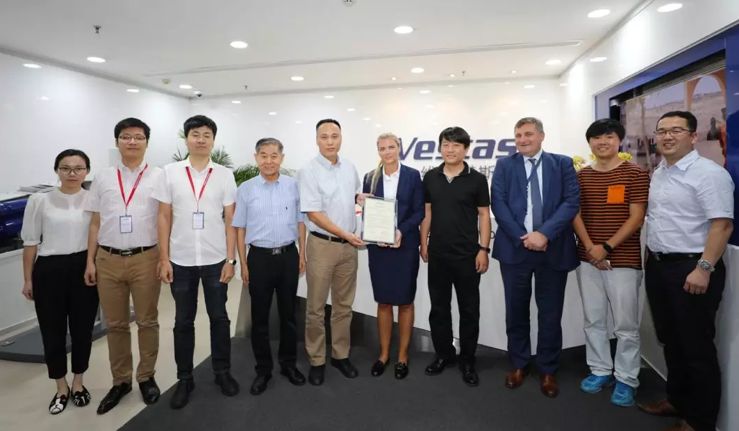                        2018年8月6日，鑒衡認證中心（下簡稱“鑒衡”）在北京為維斯塔斯（Vestas）V126-3.45MW、V136-3.45MW兩款機型頒發(fā)了基于國標的型式認證證書，標志著此兩款機型具備了在中國接入公共電網(wǎng)的新建風力發(fā)電項目的投標條件。  此次獲證的兩款機型是維斯塔斯的高速全功率變頻機型