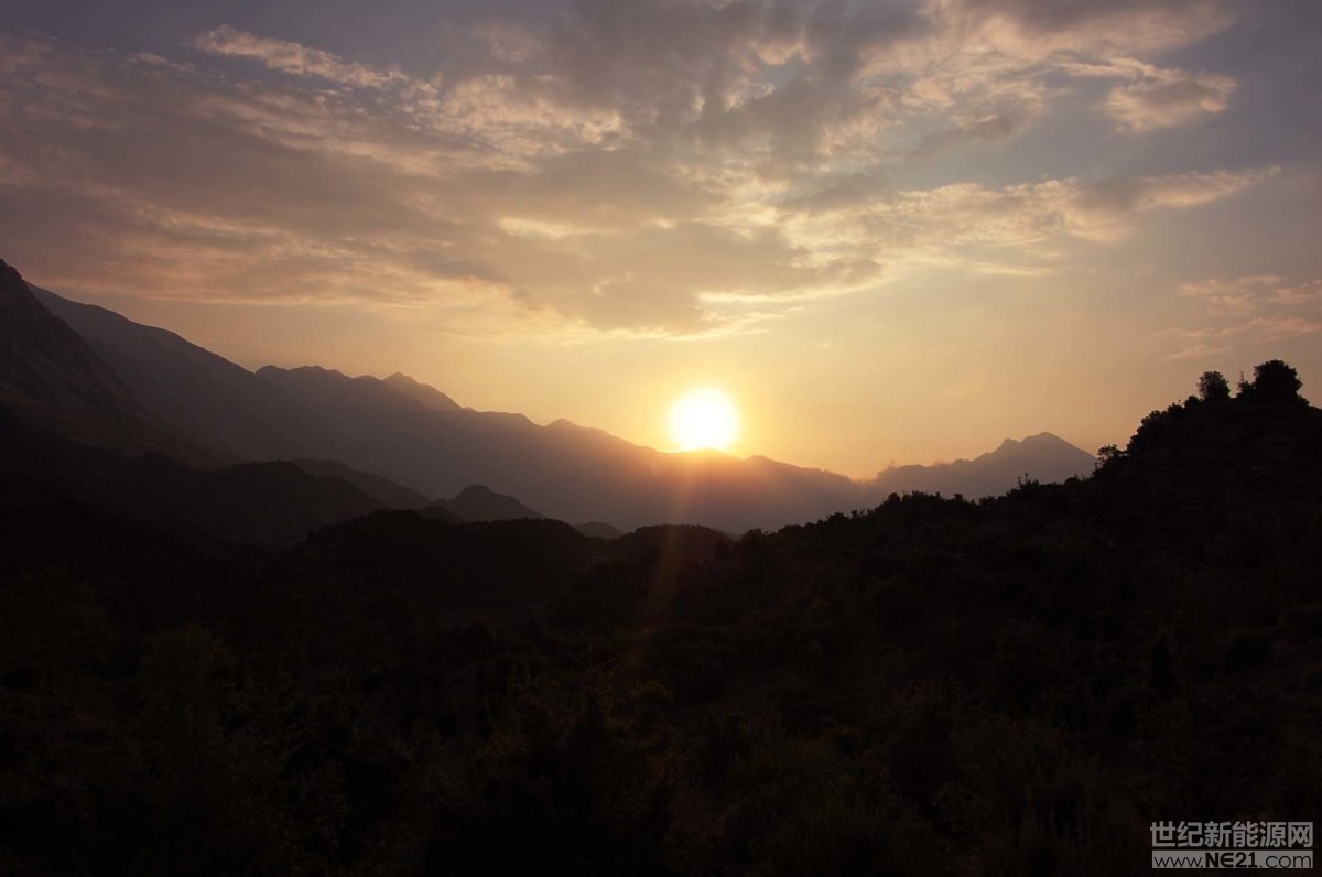 

阿爾巴尼亞政府宣布了拍賣的條件，以開發(fā)其第一個大型太陽能項(xiàng)目。

阿爾巴尼亞能源和工業(yè)部(MEI)啟動了該國期待已久的第一座大型太陽能發(fā)電廠建設(shè)的拍賣