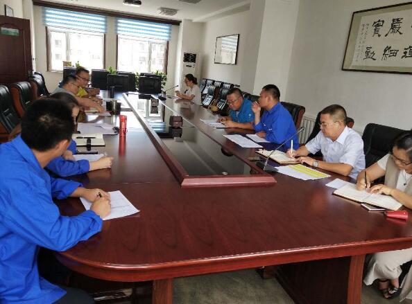  　　8月3日，烏海電業(yè)局農(nóng)電處召開(kāi)線損分析會(huì)，會(huì)議由分管營(yíng)銷工作的盛佳副處長(zhǎng)主持，該處營(yíng)銷部部長(zhǎng)、線損專責(zé)、各農(nóng)電所所長(zhǎng)、抄表員及核算員參加會(huì)議?！　?huì)上，該處營(yíng)銷部部長(zhǎng)針對(duì)綜合線損及低壓線損指標(biāo)完成情況、存在的問(wèn)題及下一步線損管理工作安排做了匯報(bào)