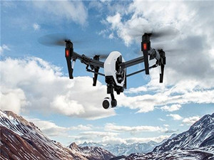 
	
                    
	【電纜網(wǎng)訊】近日，一架多旋翼無人機(jī)穿梭在佛山110千伏三洲變電站到110千伏興良變電站之間，在南方電網(wǎng)公司系統(tǒng)內(nèi)首次實現(xiàn)“站到站”的自動高精度繞塔巡視。這一長達(dá)5公里的空中自動駕駛成功完成，標(biāo)志著南方電網(wǎng)公司基于北斗高精度定位和電網(wǎng)數(shù)字化通道大數(shù)據(jù)積累形成的無人機(jī)自動駕駛技術(shù)體系日臻成熟