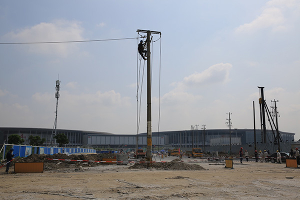 
	
                    
	【電纜網(wǎng)訊】從國(guó)網(wǎng)上海市電力公司獲悉，進(jìn)口博覽會(huì)周邊架空線入地工程共涉及閔行、青浦兩區(qū)的14條道路，目前已有4條完成施工，其余10條道路均處于電纜排管敷設(shè)階段。

	

	架空線入地施工現(xiàn)場(chǎng)

	徐民路架空線入地項(xiàng)目西起華徐公路，東至諸光路，全長(zhǎng)2.315公里，涉及拆除桿變4臺(tái)，電桿108根，電力架空線11公里