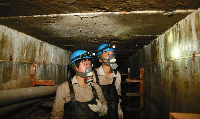 
　　國網(wǎng)陜西省電力公司員工來到發(fā)生內(nèi)澇的電纜溝內(nèi)排除積水、檢修設(shè)備，電纜溝溫度超過40攝氏度。

　　國網(wǎng)陜西省電力公司員工冒著40攝氏度高溫，在10千伏清河線41號桿開展帶電搭接“T”接落式熔斷器上引線工作