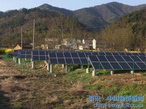                                                                                                                                                                     
	　　8月3日，記者從省扶貧移民局了解到，《四川省村級(jí)光伏扶貧電站收益分配管理實(shí)施辦法》近日印發(fā)，明確村級(jí)光伏扶貧電站資產(chǎn)確權(quán)給村集體所有，聯(lián)村光伏扶貧電站資產(chǎn)按比例確權(quán)至各村集體