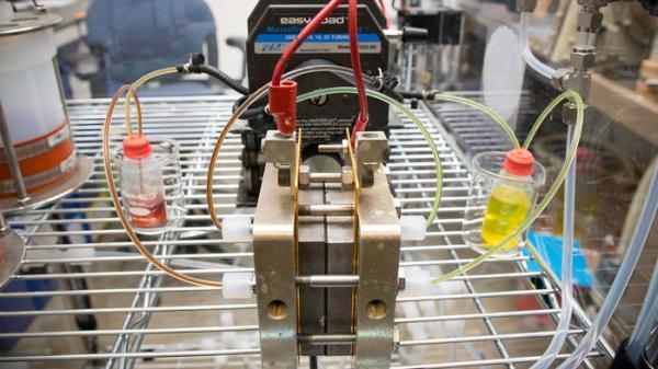 
	中國儲(chǔ)能網(wǎng)訊：隨著太陽能和風(fēng)能近年來掀起價(jià)格革命，儲(chǔ)能倒成了大問題。人們需要一種大型、廉價(jià)而耐用的電池，在日落之后、風(fēng)停之后提供電力