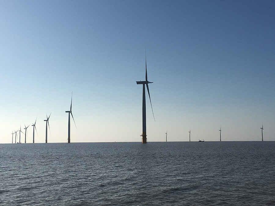                        近日，我國首個遠海潮間帶項目魯能東臺海上風電場傳來捷報。上海電氣50臺4MW機組全部通過240小時試運行順利進入質(zhì)保期，較原計劃提前110天，獲得了業(yè)主的高度認可及表揚