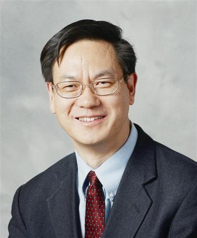 
	中國儲(chǔ)能網(wǎng)訊：納米和能源有什么關(guān)聯(lián)？納米技術(shù)可能帶動(dòng)能源新的革命？十一屆埃尼“前沿能源獎(jiǎng)”對(duì)納米發(fā)電機(jī)應(yīng)用于新時(shí)代能源的前景給予充分肯定，并將該獎(jiǎng)授予中國科學(xué)院外籍院士、歐洲科學(xué)院院士、中國科學(xué)院北京納米能源與系統(tǒng)研究所所長王中林，這也是對(duì)其“納米發(fā)電機(jī)之父”地位的認(rèn)可。


	 


	埃尼獎(jiǎng)（Eni Award）被譽(yù)為世界能源領(lǐng)域的“諾貝爾獎(jiǎng)”， 與計(jì)算機(jī)界圖靈獎(jiǎng)、數(shù)學(xué)界的菲爾茲獎(jiǎng)及沃爾夫獎(jiǎng)等并稱為各自領(lǐng)域的最高獎(jiǎng)項(xiàng)