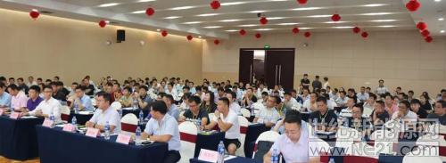  

 
8月3日，由中國化學與物理電源行業(yè)協(xié)會儲能應用分會、無錫新能源商會、分布式3.0精英企業(yè)聯(lián)盟指導，古瑞瓦特與隆基樂葉光伏科技有限公司（以下簡稱“隆基樂葉”）主辦的光伏群英匯在江蘇無錫隆重舉行。
 
本次群英匯以“砥礪前行，破局轉型”為主題，中國化學與物理電源行業(yè)協(xié)會儲能應用分會秘書長劉勇、上海允能新能源科技有限公司總經理朱志立、淘光伏學院院長張正學、隆基樂葉高級產品經理黃俊哲等眾多業(yè)界大咖在大會上做了深度分享，并與20