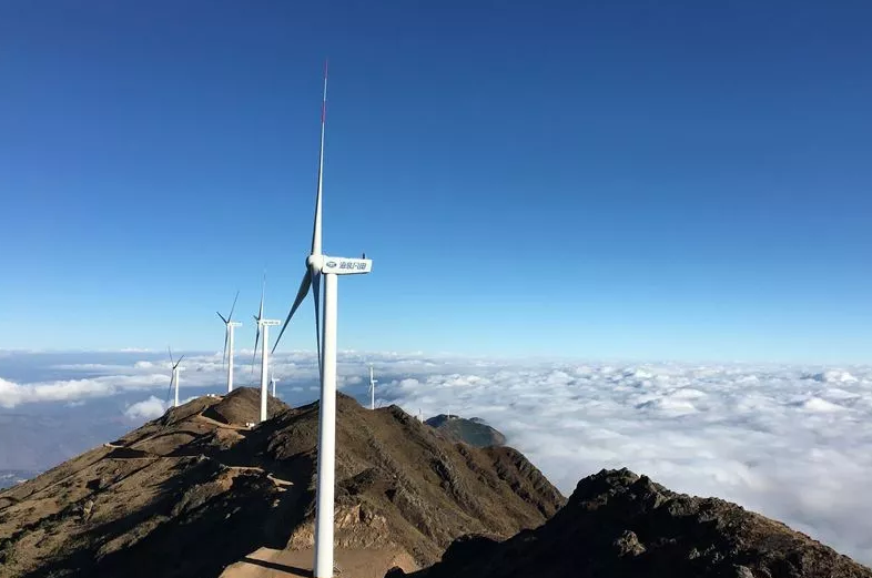                        近日，中國電力企業(yè)聯(lián)合會科技開發(fā)服務(wù)中心、全國風力發(fā)電技術(shù)協(xié)作網(wǎng)對2017年度全國風電場生產(chǎn)運行指標進行了統(tǒng)計評比，中國海裝運維的15個風電場在評比中斬獲3個“AAAAA”級、5個“AAAA”級、7個“AAA”級的佳績，刷新了中國海裝在“2015年度優(yōu)勝風電場”評比中3個一等獎，2個二等獎、4個三等獎的成績，再次用實打?qū)嵉陌l(fā)電量和良好的設(shè)備性能展示了“海裝造”風機的可靠性。 今年，全國風電場運行指標對標結(jié)果首次采用A級評定，1615個風電場入圍