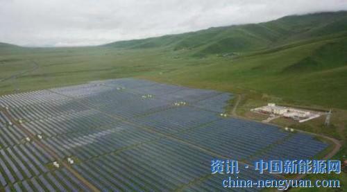                                                                                                                                                                     
	　　藍(lán)天白云下，遼闊的大草原上，大片大片的光伏板，微微昂頭，在高原陽(yáng)光的照射下，正源源不斷地釋放著綠色能源。

	　　《牽手新地標(biāo) 邁進(jìn)新時(shí)代》聯(lián)合采訪新聞報(bào)道組日前走進(jìn)了阿壩州