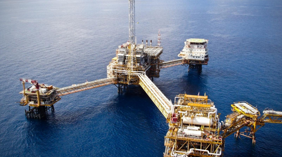 　　【中國儀表網(wǎng) 儀表研發(fā)】7月27日，甘肅蘭州石化質(zhì)檢部基礎(chǔ)油質(zhì)檢室15臺色譜儀數(shù)據(jù)實現(xiàn)了自動采集，并且在LIMS系統(tǒng)完成了集成，這標(biāo)志著蘭州石化分析儀器連接及數(shù)據(jù)自動采集項目取得了突破性進(jìn)展。  　　該項目由蘭州石化自動化院承擔(dān)，旨在實現(xiàn)煉油生產(chǎn)區(qū)30余臺在線分析儀和質(zhì)檢部90余臺色譜儀分析數(shù)據(jù)自動采集到LIMS系統(tǒng)，以提高數(shù)據(jù)的自動采集率和質(zhì)量數(shù)據(jù)的準(zhǔn)確率