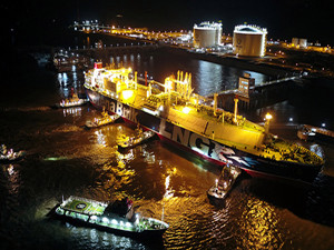 
	
                    
	【電纜網(wǎng)訊】8月7日，新奧舟山LNG接收站項(xiàng)目順利實(shí)現(xiàn)首艘LNG船舶接卸，意味著該項(xiàng)目一期工程正式建成并進(jìn)入調(diào)試和試運(yùn)營(yíng)階段，即將正式投產(chǎn)。

	

	據(jù)悉，新奧舟山LNG接收站項(xiàng)目是國(guó)內(nèi)首個(gè)民企獨(dú)資的LNG接收及加注項(xiàng)目，也是國(guó)家能源局核準(zhǔn)的第一個(gè)由民營(yíng)企業(yè)投資的大型LNG接收站項(xiàng)目