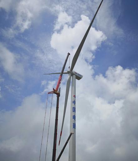 
	
                    
	【電纜網(wǎng)訊】8月4日，由新能源公司投資建設(shè)的廣西賀州大桂山（40MW）風(fēng)電場(chǎng)工程首臺(tái)風(fēng)電機(jī)組吊裝完成，標(biāo)志著項(xiàng)目進(jìn)入機(jī)電設(shè)備安裝階段。

	

	該風(fēng)電場(chǎng)工程規(guī)劃建設(shè)20臺(tái)2MW風(fēng)機(jī)和110KV升壓站一座，其中風(fēng)機(jī)塔筒采用90m高，14臺(tái)風(fēng)機(jī)葉片采用直徑121m，6臺(tái)采用115m