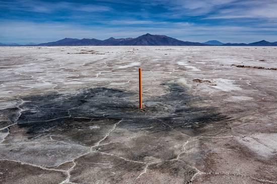 
	網(wǎng)易科技訊 8月9日消息，據(jù)國外媒體報道，隨著世界爭相用清潔能源替代化石燃料，提取鋰和鈷等電池成分帶來的環(huán)境影響本身可能成為一個主要問題。


	這是一個完全現(xiàn)代化的謎語：是什么將智能手機中的電池與漂浮在內陸河流上的死牲畜聯(lián)系起來？答案是鋰——一種反應性堿金屬，為我們的手機，平板電腦，筆記本電腦和電動汽車提供動力