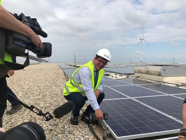                                         
	　　根據(jù)印度中央電力局最新統(tǒng)計數(shù)據(jù)顯示，印度目前已經安裝的太陽能裝機容量達到23.12吉瓦，而印度計劃到2022年3月底實現(xiàn)太陽能裝機容量達到100吉瓦。

	

	　　對于懸殊的現(xiàn)實與目標差距，印度新能源與可再生能源部長RK Singh表示，“新能源和可再生能源部(MNRE)計劃了一個詳細方案，以便到2022年達到100吉瓦的目標