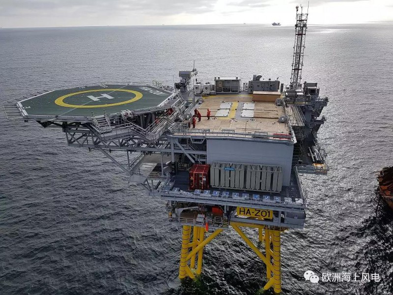 　　日前，英國(guó)HornseaOne海上風(fēng)電場(chǎng)的3個(gè)海上升壓站和1個(gè)海上無(wú)功補(bǔ)償站安裝完成，這也是世界上第一個(gè)海上無(wú)功補(bǔ)償站。

　　由沃旭能源開(kāi)發(fā)的HornseaOne項(xiàng)目位于英國(guó)約克夏郡以東120km的海域，總裝機(jī)容量1218MW，共安裝174臺(tái)西門(mén)子SWT-7.0-154風(fēng)機(jī)，預(yù)計(jì)在2020年投運(yùn)，屆時(shí)將成為世界上最大的海上風(fēng)電場(chǎng)