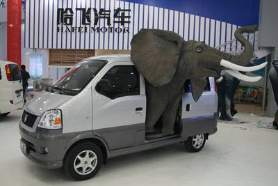 
	
                    
	【電纜網(wǎng)訊】去年賣掉整車生產(chǎn)資質(zhì)后，一路變賣資產(chǎn)的哈飛汽車前途不明。

	

	8月7日，東安動(dòng)力（600178，SH）發(fā)布公告稱，已與哈飛汽車股份有限公司（以下簡(jiǎn)稱哈飛汽車）簽署《抵賬協(xié)議書》，哈飛汽車將以零部件及動(dòng)能業(yè)務(wù)相關(guān)資產(chǎn)抵償對(duì)東安動(dòng)力所欠部分貨款，資產(chǎn)價(jià)格以評(píng)估值為基準(zhǔn)，經(jīng)雙方協(xié)商確定為7113.31萬元