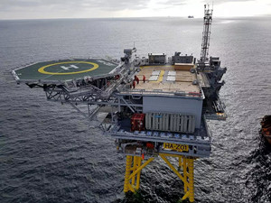 
	
                    
	【電纜網(wǎng)訊】近日，英國(guó)HornseaOne海上風(fēng)電場(chǎng)的3個(gè)海上升壓站和1個(gè)海上無功補(bǔ)償站安裝完成，這也是世界上第一個(gè)海上無功補(bǔ)償站。

	

	由沃旭能源開發(fā)的HornseaOne項(xiàng)目位于英國(guó)約克夏郡以東120km的海域，總裝機(jī)容量1218MW，共安裝174臺(tái)西門子SWT-7.0-154風(fēng)機(jī)，預(yù)計(jì)在2020年投運(yùn)，屆時(shí)將成為世界上最大的海上風(fēng)電場(chǎng)