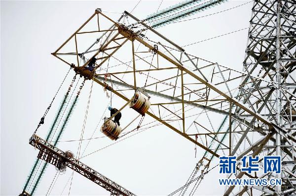  　　8月7日，國家電網(wǎng)陜西省電力公司的工作人員在陜北風(fēng)電基地750千伏集中送出工程定（邊）靖（邊）—榆（林）橫（山）段進行架線作業(yè)。 近日，陜西投資規(guī)模最大、涉及面最廣的輸變電工程——陜北風(fēng)電基地750千伏集中送出工程開始進行架線施工作業(yè)